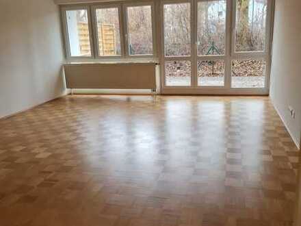 Bitte nur Mailanfragen: Herrlich Wohnen in einer 2-Zimmer-Wohnung mit Terrasse in Kumpfmühl