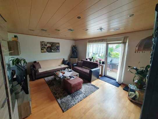 Schöne solide 2,5-Zimmer-Wohnung mit Balkon und Garage im Haus