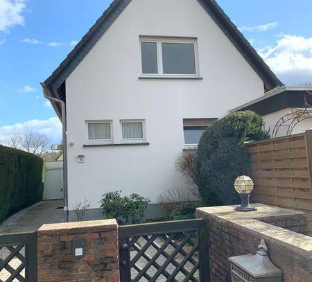 OF-Rosenhöhe, Freistehendes Einfamilienhaus mit Garage und großem Garten am Waldrand, 140 m² Wohnfl