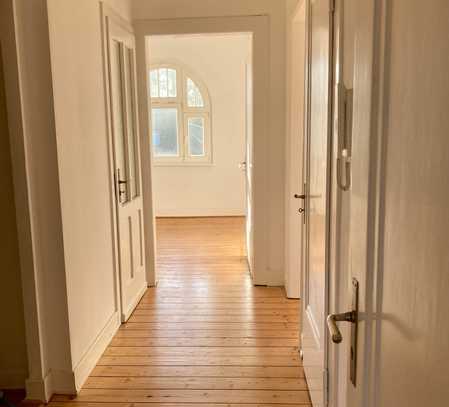 Helle 4-Zimmer-Mansarden-Altbau-Wohnung über 2 Etagen