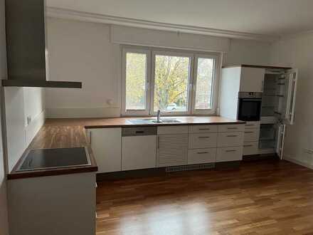 Geschmackvolle Wohnung mit vier Zimmern sowie Balkon und EBK in Karlsruhe