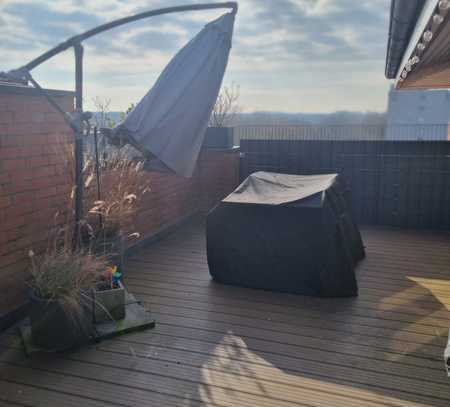 Lichtdurchflutete 2,5-Zimmer-Penthouse-Wohnung mit Balkon und EBK in Glinde