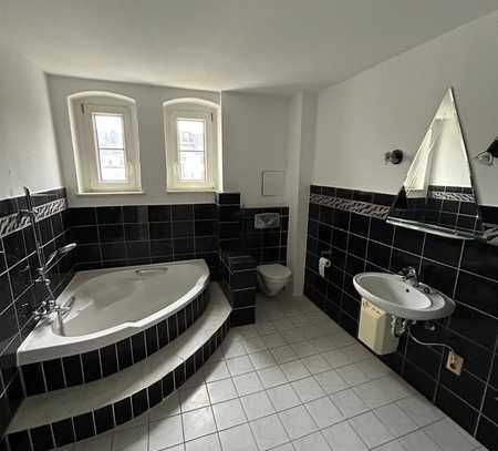 EBK mgl.! 2-Zimmer mit Eckwanne und Laminat in ruhiger Lage! Garten im Hinterhof!