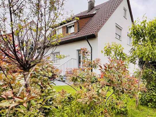 Charmante 4-Zimmer-Dachgeschoss-Maisonette mit Balkon und Garten in Hattenhofen