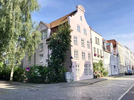 Wohnen mit historischem Charme - Altbau-Erdgeschosswohnung mit Wintergarten