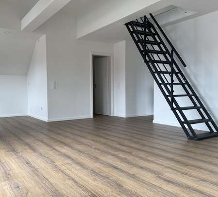 Von privat: Helle 3,5 Zimmer Dachgeschoss Galerie Wohnung in ruhiger Lage in Alsmoos / Petersdorf