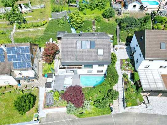 Frei stehendes Einfamilienhaus mit viel Charme und eigenem Pool!