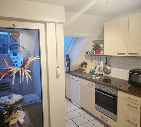 *schöne Dachgeschosswohnung mitten in der Stadt mit Küche und Balkon*