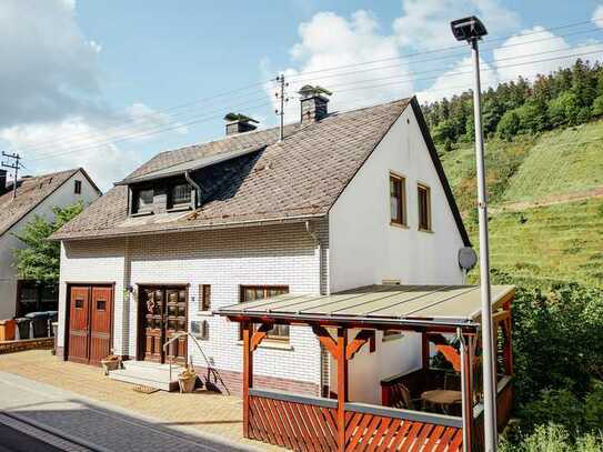 Sehr gepflegtes Mehrgenerationenhaus mit Weinbergblick, 2 Terrassen und Garage
