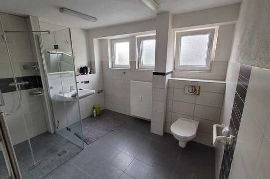 Helle 3-Zimmer-Erdgeschosswohnung mit2 Balkone und EBK begehbare Dusche