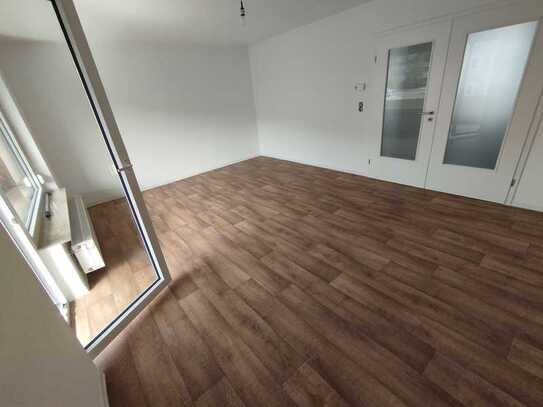 Ansprechende und vollst. renovierte 4,5-Zimmer-Wohnung mit geh. Innenausstattung mit Balkon und EBK