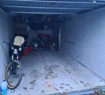 Garage mit davorliegendem Stellplatz