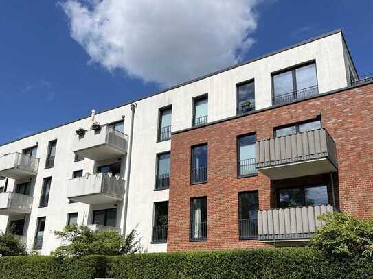 Stilvolle, neuwertige Terrassenwohnung mit wohnungseigenem, kleinen Garten. Provisionsfrei!