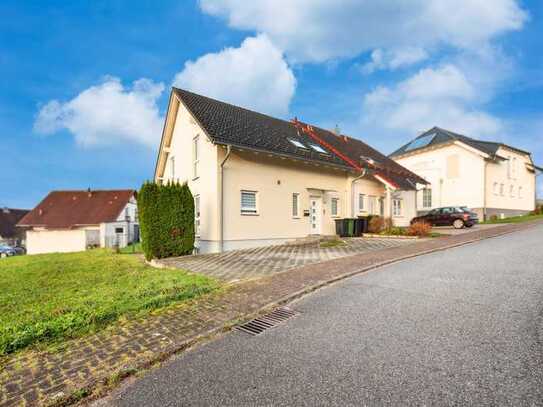 Charmante Doppelhaushälfte in Straubenhardt: Modern, gepflegt & naturnah mit Garten in Ortsrandlage!