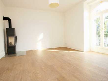 Geschmackvolle 4-Zimmer-Teilmöbilierte-Maisonette-Wohnung mit Balkon und EBK in Bonn