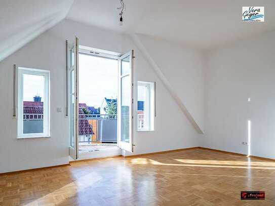 *Schickes Single-Apartement mit Parkett* Balkon, separate Küche mit Einrichtung, 1 Kfz.-Platz