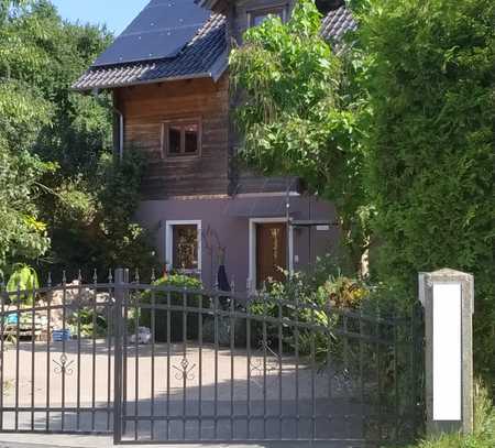 Holzhaus auf großem Hof für Selbstversorger mit Nebengebäuden