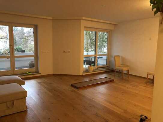 Exklusive, geräumige 2-Zimmer-Wohnung mit Balkon und Einbauküche in München