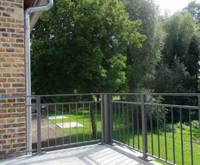"Willkommen im Gut Kloster Zinna": Charmante Dachgeschoss-Maisonette-Wohnung mit Sonnenbalkon