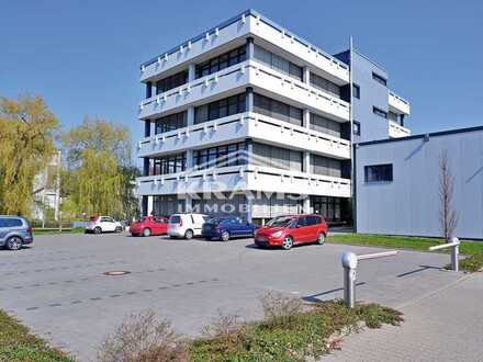 Hochattraktives Bürogebäude mit zusätzlichem Hallenanbau und 50 Stellplätzen am Haus!