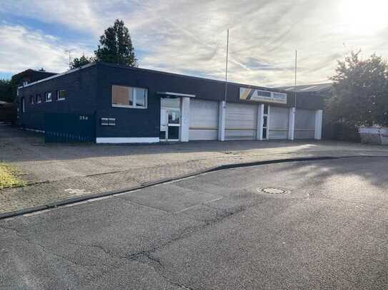 ebenerdige, helle Gewerbe-Halle (ehem. Schreinerei) / große Tore & Vorplatz