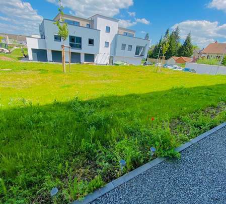 Lichtdurchflutete EG-Wohnung mit gehobener Innenausstattung, Terrasse und EBK in Wallerfangen