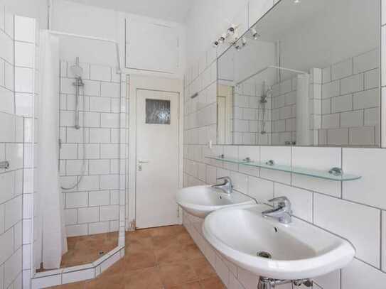 Double bedroom in a spacious 6 bedroom apartment in Wilmersdorf