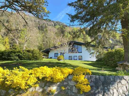 Einzigartiges, stilvolles Architektenhaus in idyllischer Lage im Chiemgau - mit Einliegerwohnung