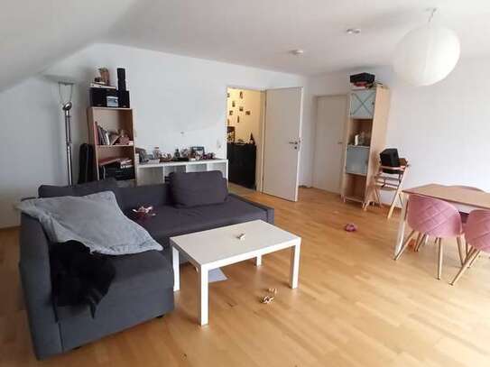 Schöne 3-Zimmer Dachgeschosswohnung mit Balkon und EBK