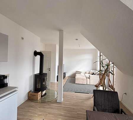 Traumhafte 2-Raum-Wohnung mit Balkon, Einbauküche und Kamin in ruhiger Lage!