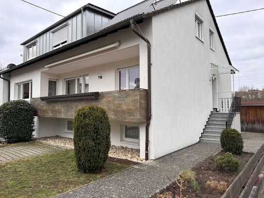 Schöne und gepflegte 4-Zimmer-Hochparterre-Wohnung mit geh. Innenausstattung mit Balkon und EBK