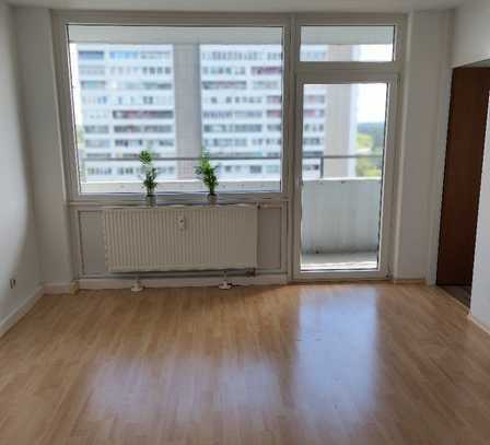 Zentral gelegene 1,5-Zimmer-Wohnung mit großem Balkon und neuer Einbauküche