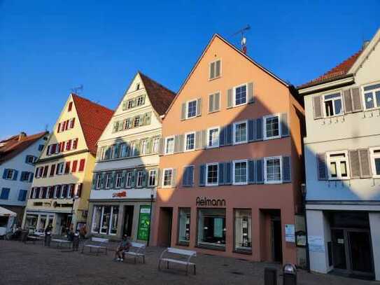 Große Praxisfläche mit Blick auf den Marktplatz