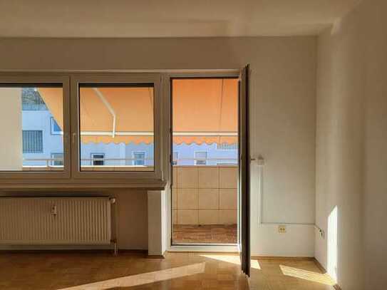 renovierte 2 Zimmerwohnung, neue Einbauküche, großer Balkon