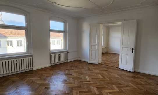 Helle 4-Zi-Wohnung, Südbalkon, Wohnküche, zentral in Nauen