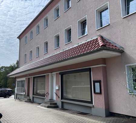 Gewerbeeinheit in Wohnviertel mit großer Fensterfront