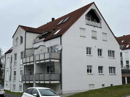 Möblierte DG-Wohnung mit 3 Zimmer mit Balkon, Einbauküche und Garage in Sulzbach-Rosenberg