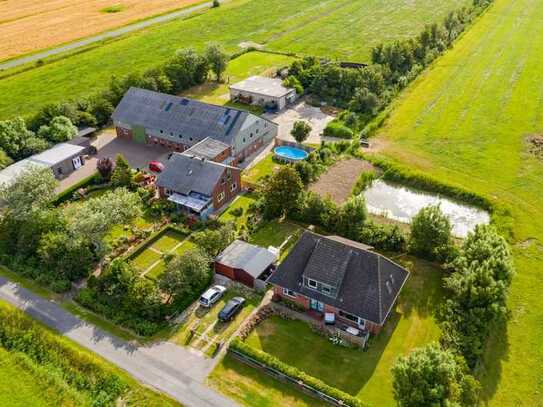 Idyllisches Hofensemble 
6 Ferienwohnungen,
Nebengebäude und traumhafter 
Garten in Föhrer Marsch