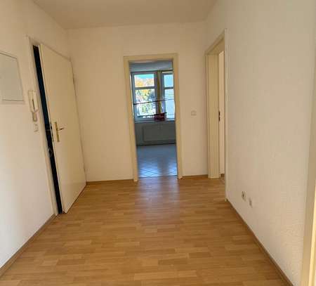 Schöne helle 2 Zimmer Wohnung mit Einbauküche ab sofort frei