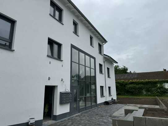 Neubau Erstbezug mit Balkon, Einbauküche, Einbauschrank, Aufzug und Stellplatz am Naturschutzgebiet