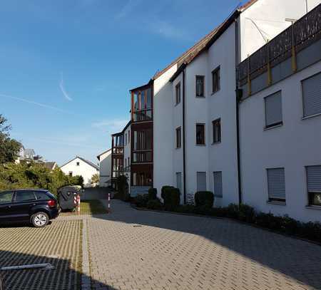 In Gersthofen: Gepflegte Wohnung mit drei Zimmern und Balkon . Frei ab 1.4.