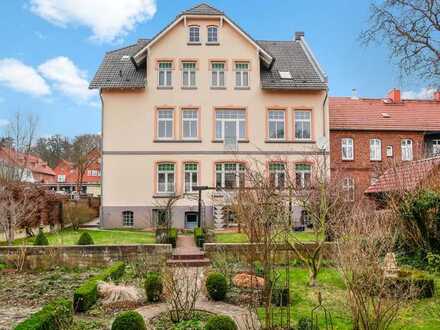 Traumhafte Altbauwohnung umfangreich saniert, lichtdurchflutet und mit wunderschönem Garten