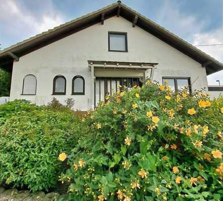 Wohlfühlarchitektur mit schönem Garten und Garage in hervorragender Wohnlage!