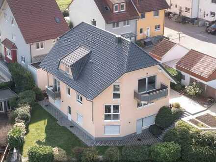 Endlich zu Hause! Großzügiges und einladendes Zweifamilienhaus mit toller Aussicht