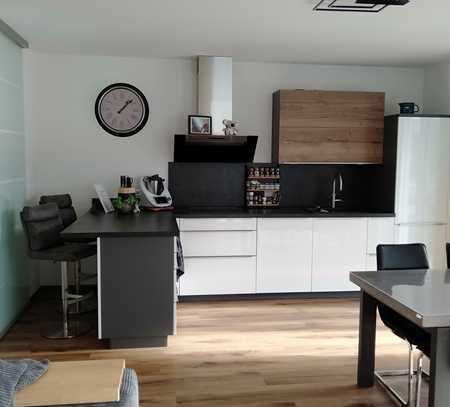 Helle moderne 3,5-Zimmer Erdgeschosswohnung mit EBK, Terrasse und Tiefgaragenplatz