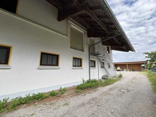 Große Lagerhalle im Obergeschoss