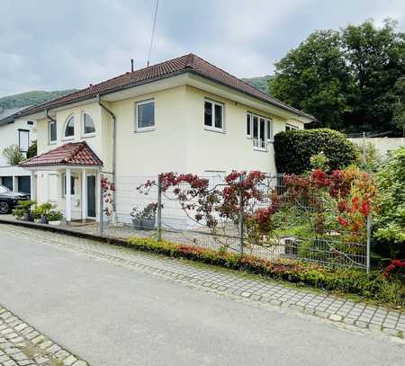 Freistehendes 6-Zimmer-Einfamilienhaus mit Garage, Carport und Garten in Ahrbrück-Pützfeld