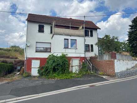 Sanierungsbedürftiges Einfamilienhaus auf großem Grundstück in Gackenbach