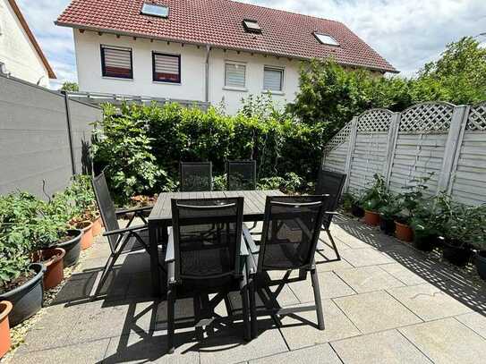 Modernes 4-stöckiges Reihenhaus mit 6 Zimmern, Garten, Balkon und Einbauküche zu vermieten