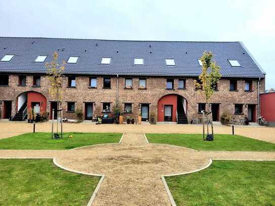 Exklusive Denkmal-Maisonettewohnung mit Garten in ehemaliger Ritterburg